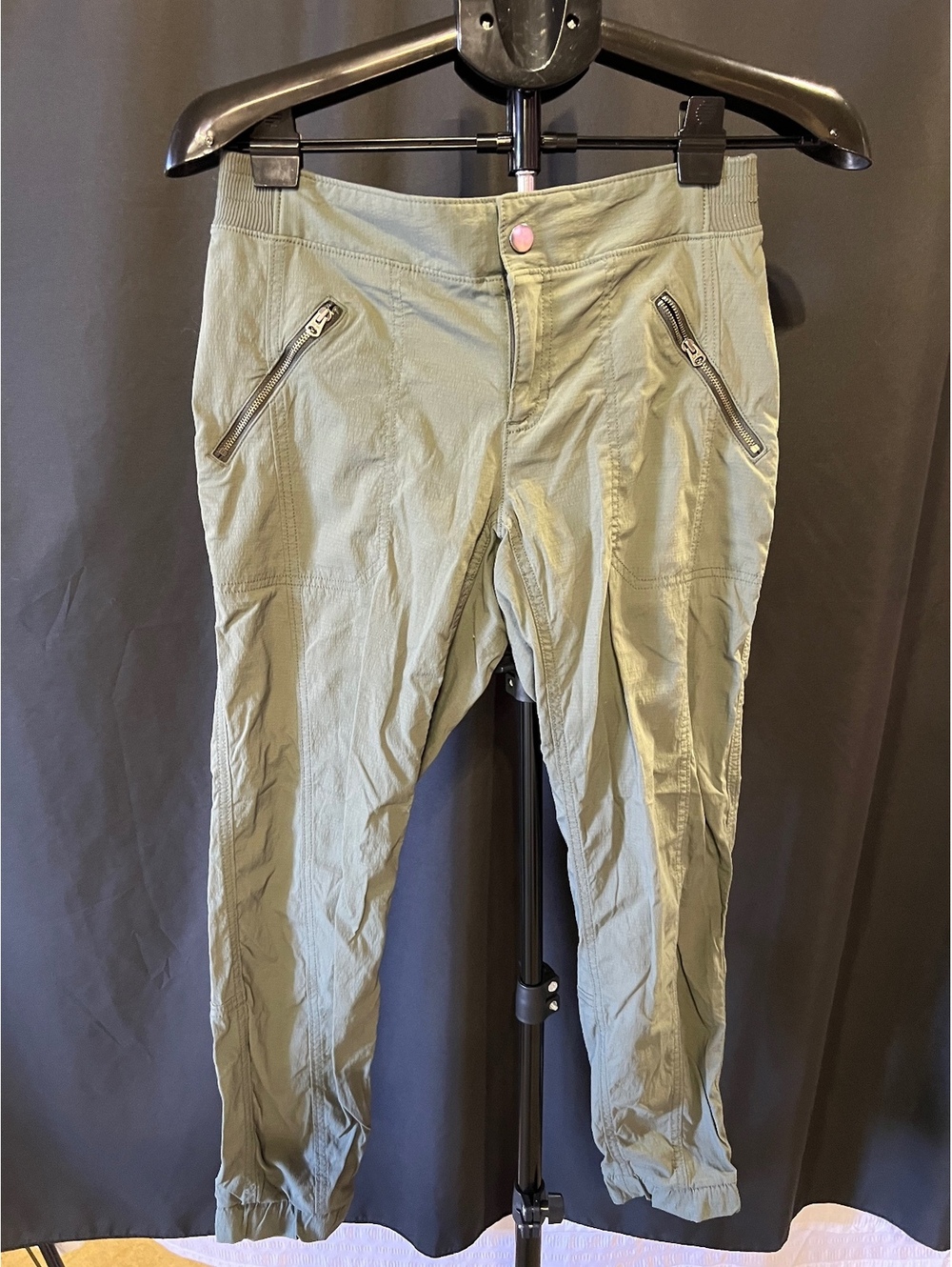 Athleta Olive Green Cargo Pants Women’s 28” Waist 26” Inseam Petite Utility